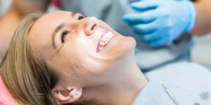 Kobieta w fotelu dentystycznym